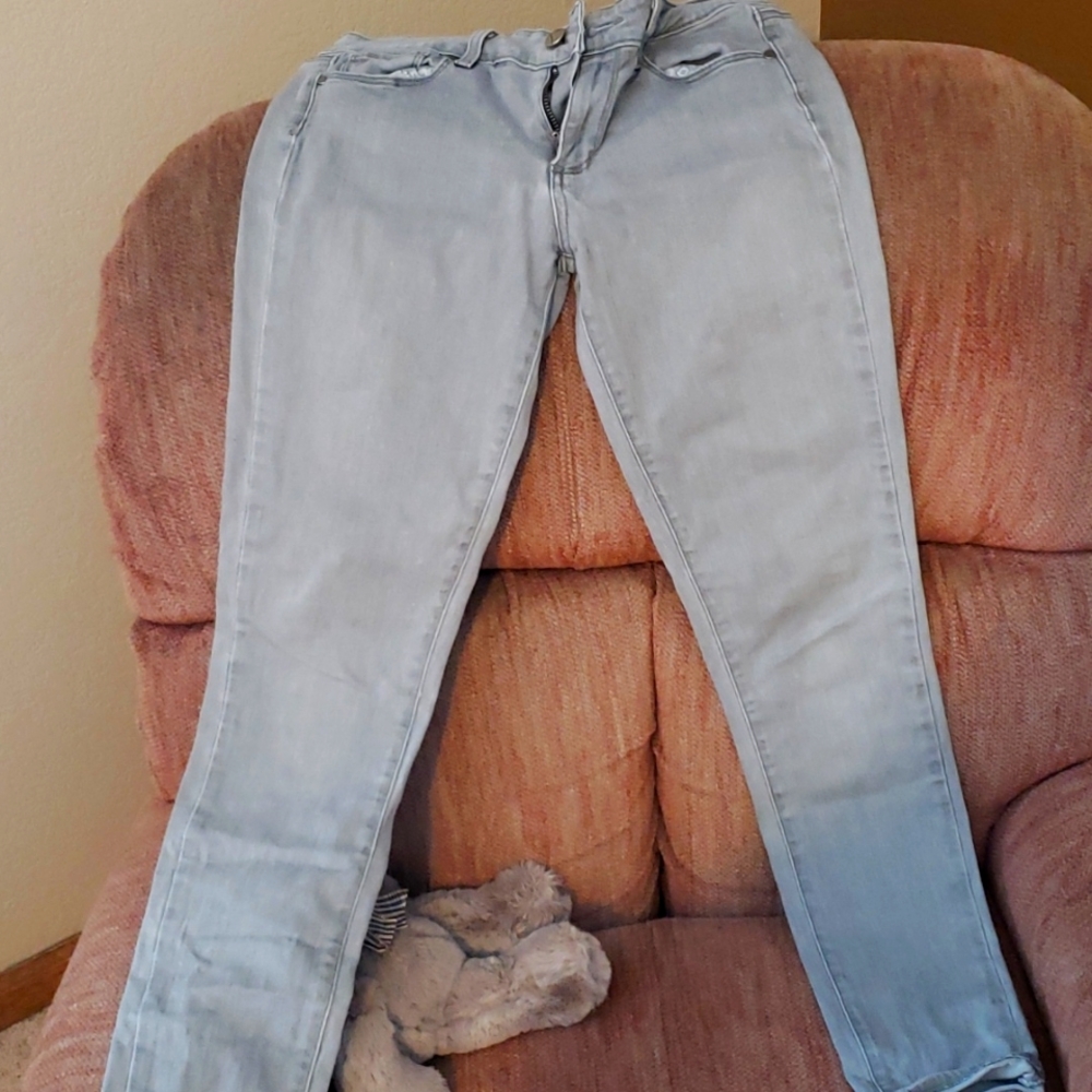Skinny grey jean type pants
